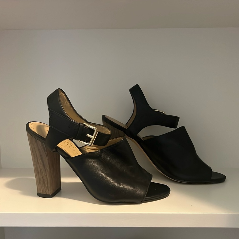 IVANKA TRUMP LEATHER HEELS